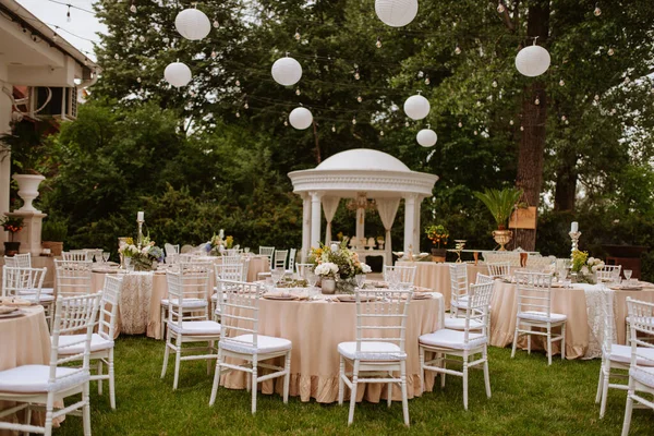 Hermosa Decoración Floral Pastel Para Celebración Aire Libre Junto Río —  Fotos de Stock