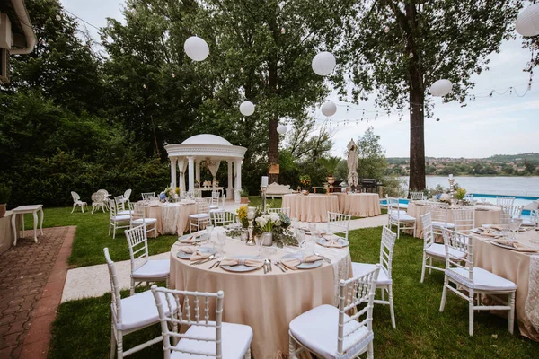 Hermosa Decoración Floral Pastel Para Celebración Aire Libre Junto Río — Foto de Stock