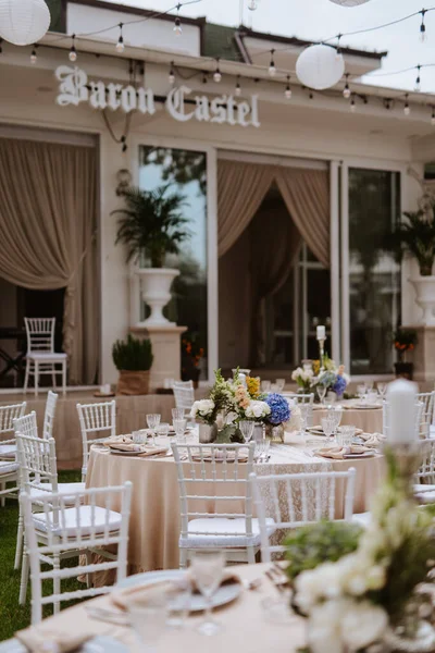 Hermosa Decoración Floral Pastel Para Celebración Aire Libre Junto Río — Foto de Stock