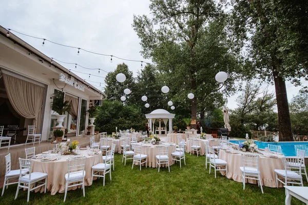 Hermosa Decoración Floral Pastel Para Celebración Aire Libre Junto Río — Foto de Stock