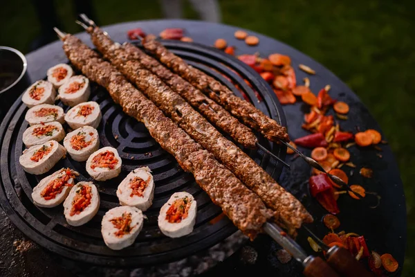 Kebab Picado Assado Com Carne Branca Enrolada Recheada Com Legumes — Fotografia de Stock