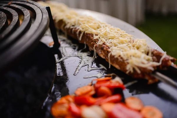 Carne Picada Assada Kebab Com Queijo Carne Branca Enrolada Recheada — Fotografia de Stock