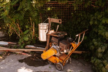 Yaya üzerinde beyaz çizgiler yapmak için sarı bir makine. 