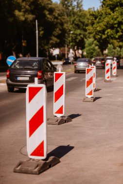 Yola trafik levhası asılmış..