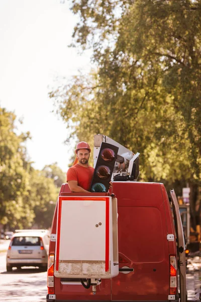 Bělošský Dělník Červeném Tričku Stojí Koši Jeřábu Semaforem Rukou Probíhá — Stock fotografie