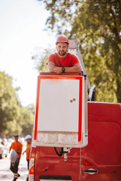 Ένας Λευκός Εργάτης Κόκκινο Μπλουζάκι Στέκεται Ένα Καλάθι Γερανό Ρύθμιση — Φωτογραφία Αρχείου