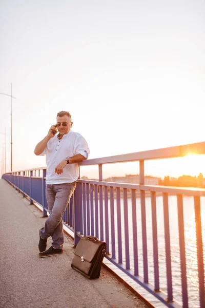 Een Blanke Zakenman Van Middelbare Leeftijd Met Een Bril Een — Stockfoto