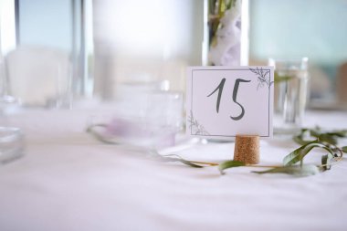 Düğün süslemeleri otelin içinde.