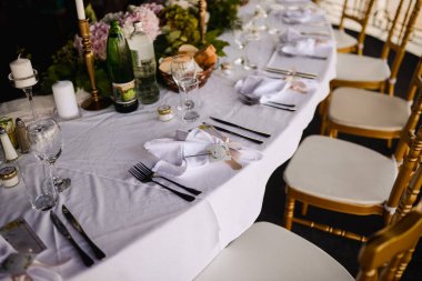 Düğün süslemeleri otelin içinde.