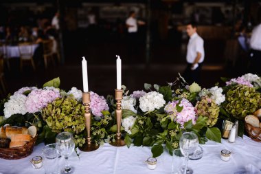 Düğün süslemeleri otelin içinde.
