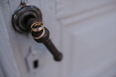 Evlilik yüzükleri. Mükemmel bir an. Yeni evlendim. Mutlu çift.