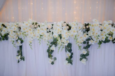 Düğün süslemeleri otelin içinde.