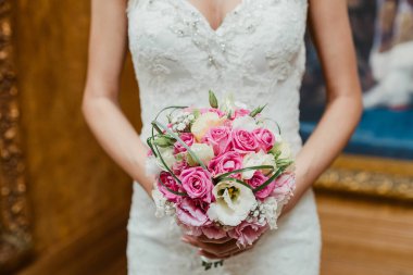 Gelinin elinde bir buket gelin