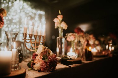 Düğün süslemeleri otelin içinde.