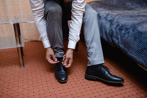 Guapo Hombre Negocios Preparándose Para Los Negocios — Foto de Stock