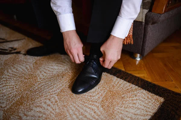 Guapo Hombre Negocios Preparándose Para Los Negocios — Foto de Stock