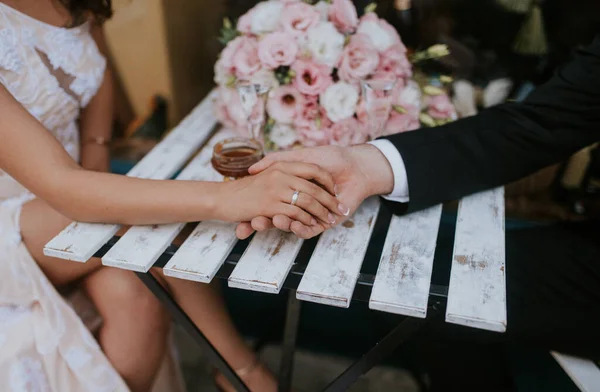 Svatební Prsteny Perfektní Moment Právě Ženatý Šťastný Pár — Stock fotografie