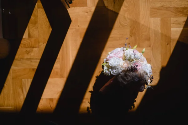 地板上漂亮的结婚花束 — 图库照片