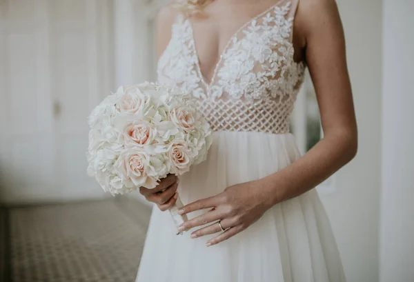 Schöne Braut Mit Brautstrauß Der Hand — Stockfoto