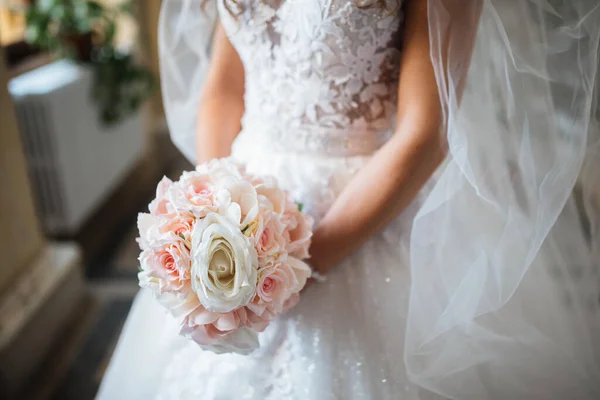 Mooie Bruid Met Bruidsboeket Handen — Stockfoto