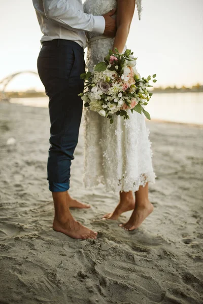 花嫁と新郎の足はビーチで砂の中に — ストック写真