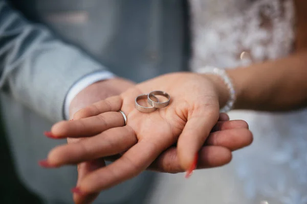 Обручальные Кольца Жениха Невесты — стоковое фото