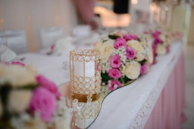 Düğün süslemeleri otelin içinde.