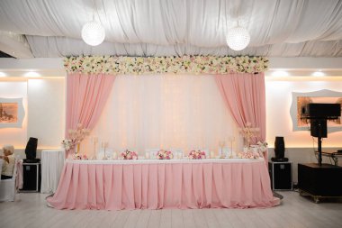 Düğün süslemeleri otelin içinde.