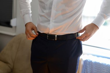 Yakışıklı işadamı işe hazırlanıyor.. 