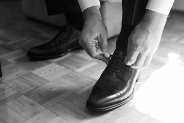 Yakışıklı işadamı işe hazırlanıyor.. 