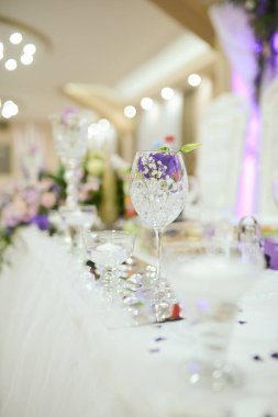 Düğün süslemeleri otelin içinde.