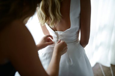 Güzel gelin düğünü için hazırlanıyor.