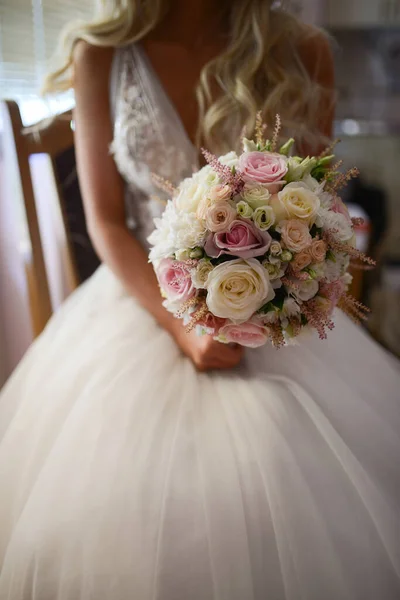 漂亮的新娘 手里拿着新娘花束 — 图库照片
