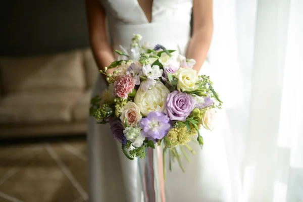 Belle Mariée Avec Bouquet Nuptial Dans Les Mains — Photo