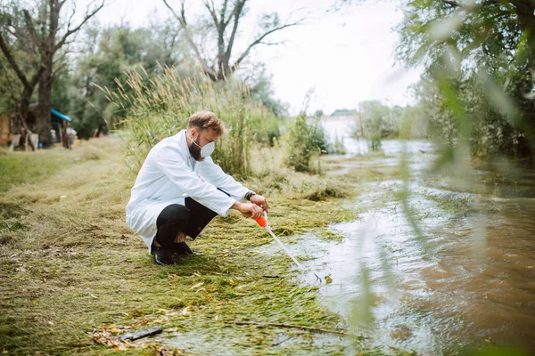Kirlenmiş Nehirden Örnekleri Alan Koruyucu Kıyafetli Beyaz Erkek Biyolog Araştırmacı — Stok fotoğraf