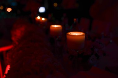 Mumlu düğün masası. 