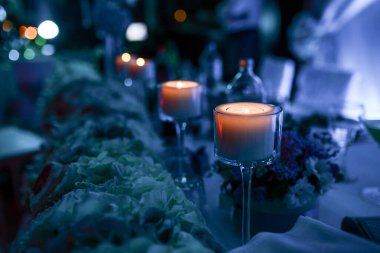 Mumlu düğün masası. 