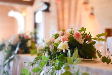 Düğün süslemeleri otelin içinde.