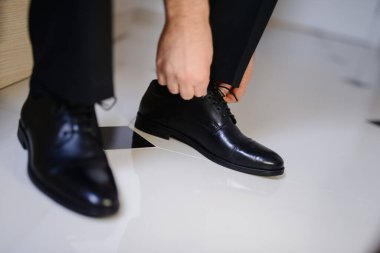 Yakışıklı işadamı işe hazırlanıyor.. 