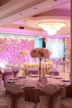 Düğün süslemeleri otelin içinde.