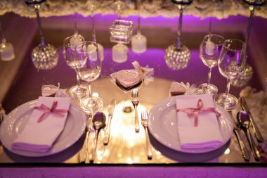 Düğün süslemeleri otelin içinde.