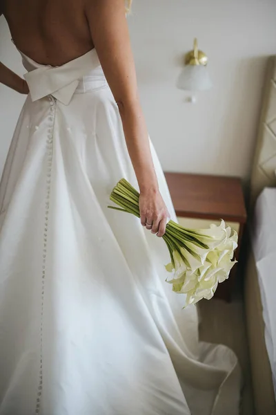 Belle Mariée Avec Bouquet Nuptial Dans Les Mains — Photo