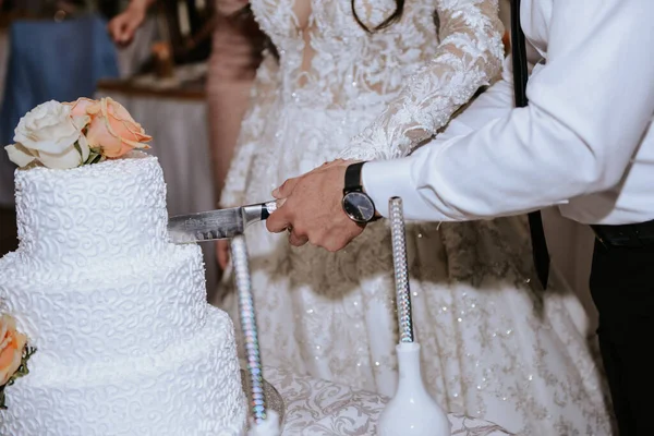 Noiva Noivo Corta Bolo Casamento — Fotografia de Stock