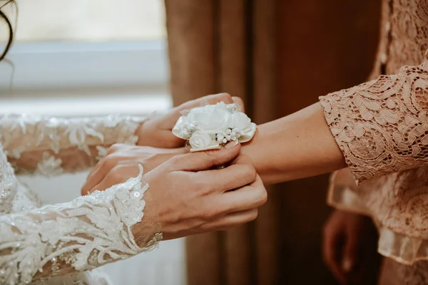 Bride Puts Bridesmaid Flower Arrangement Hand — Stock Photo, Image