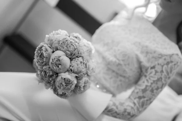 Belle Mariée Avec Bouquet Nuptial Dans Les Mains — Photo