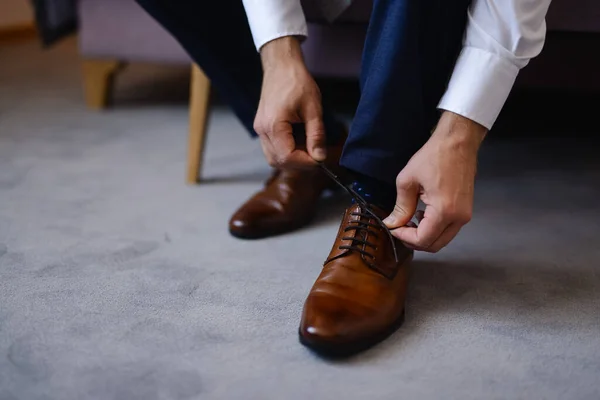 Guapo Hombre Negocios Preparándose Para Los Negocios — Foto de Stock