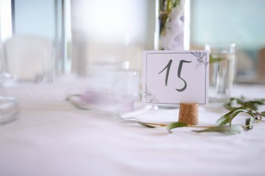 Düğün süslemeleri otelin içinde.