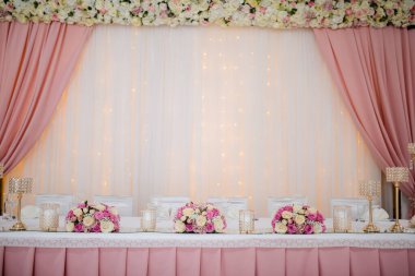 Düğün süslemeleri otelin içinde.