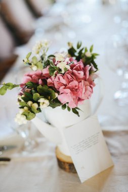 Düğün süslemeleri otelin içinde.