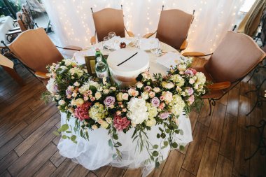 Düğün süslemeleri otelin içinde.